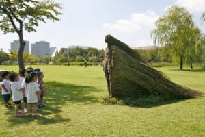 O sculptură masivă din lemn reciclat se construiește la Cluj pentru 18+ festival 2 olga ziemska matka asia