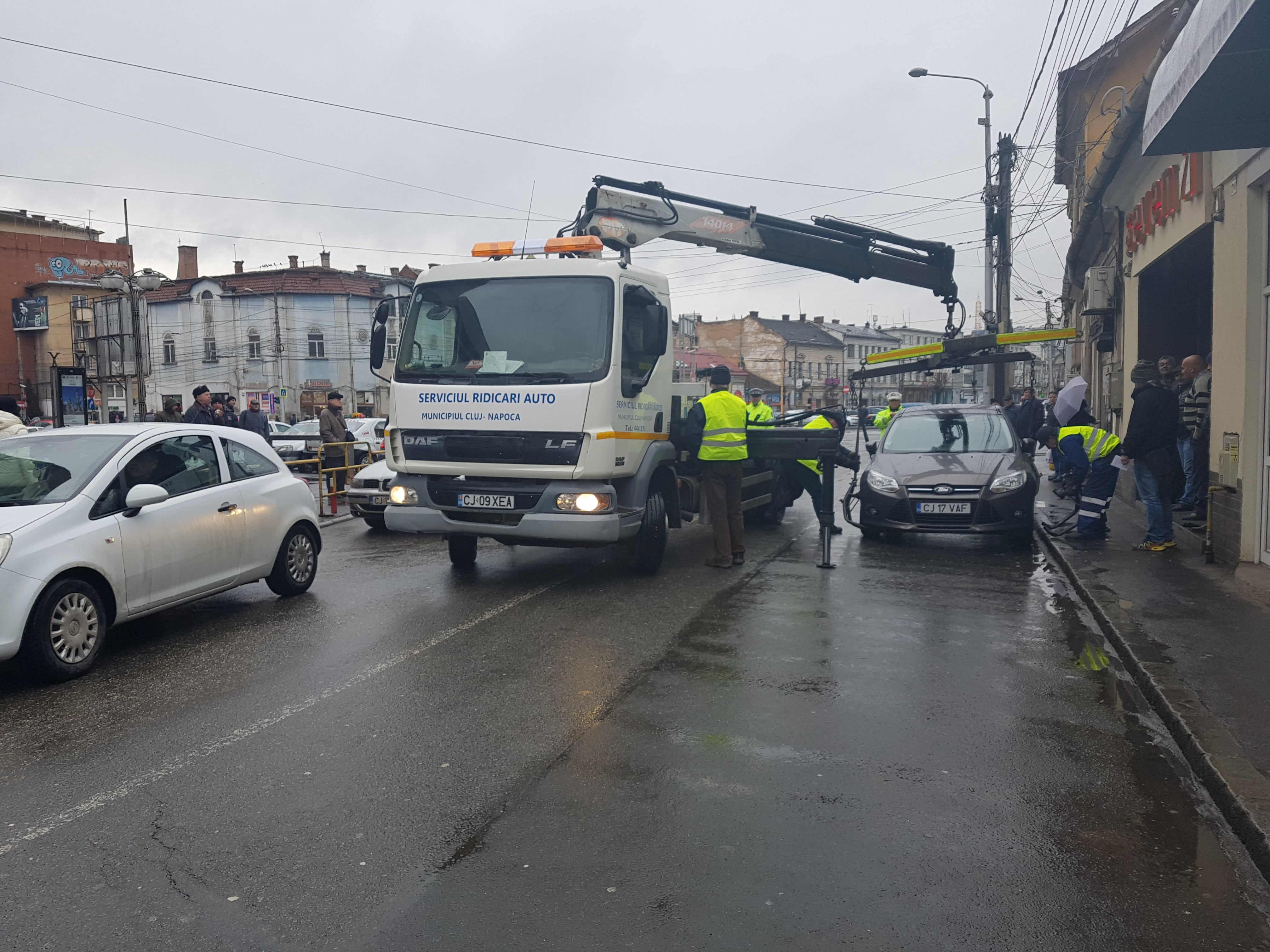 Mașină parcată ilegal în Piața Mihai Viteazu a fost ridicată (FOTO+VIDEO) 1 20170209 1239430