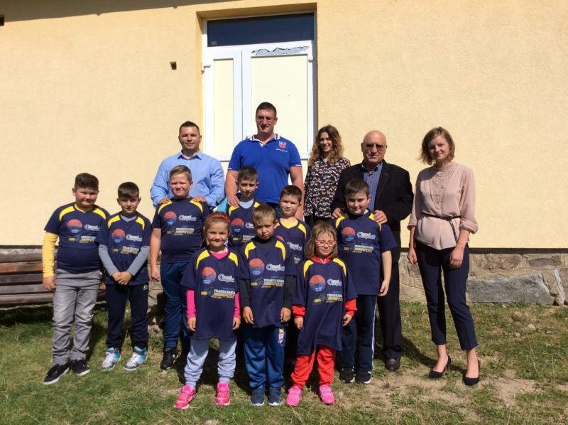 Copiii din Râșca-Pleș și Măguri Răcătău au primit cadouri la început de an școlar 5 IMG 1150 e1505214469995