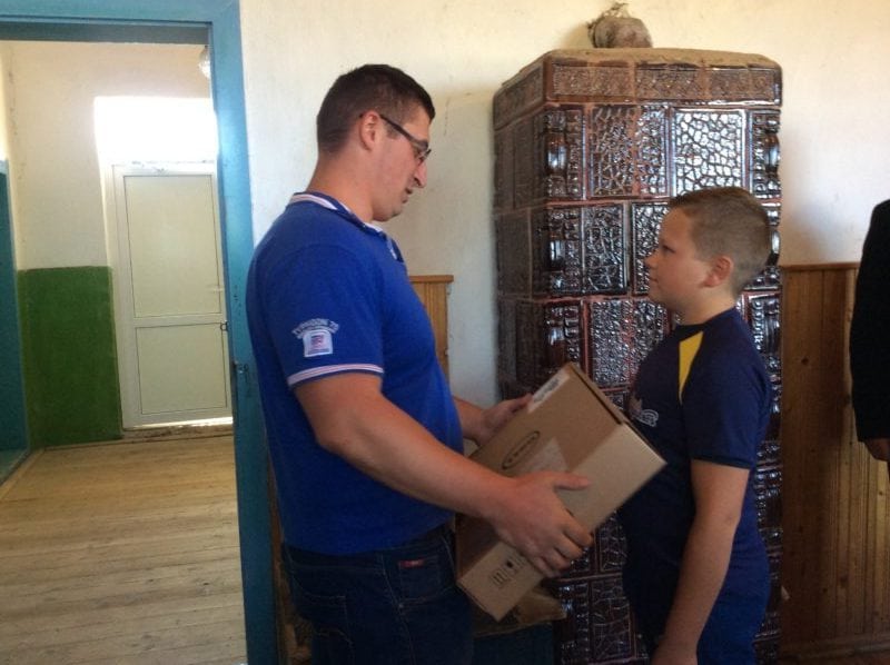 Copiii din Râșca-Pleș și Măguri Răcătău au primit cadouri la început de an școlar 6 IMG 1162 e1505214443689