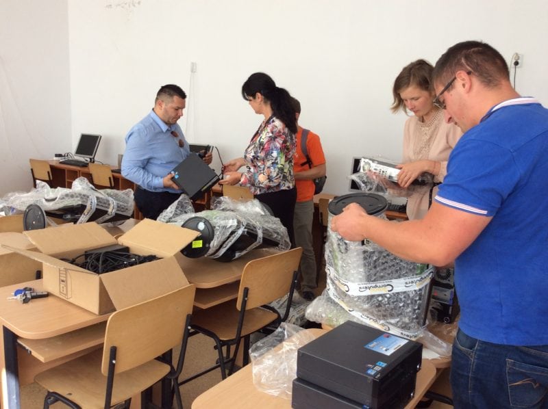 Copiii din Râșca-Pleș și Măguri Răcătău au primit cadouri la început de an școlar 12 IMG 1186 e1505213734477