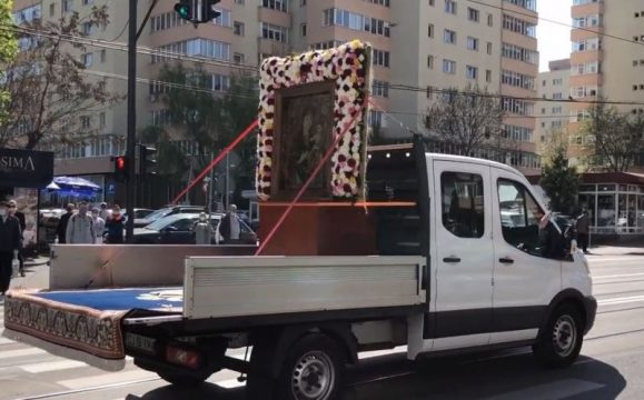 Icoana de la Nicula, purtată în procesiune, în portbagaj, în Cluj-Napoca VIDEO
