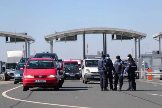 Mii de români se întorc acasă de Paște. În ultimele 24 de ore, au intrat în ţară peste 10.000 de oameni