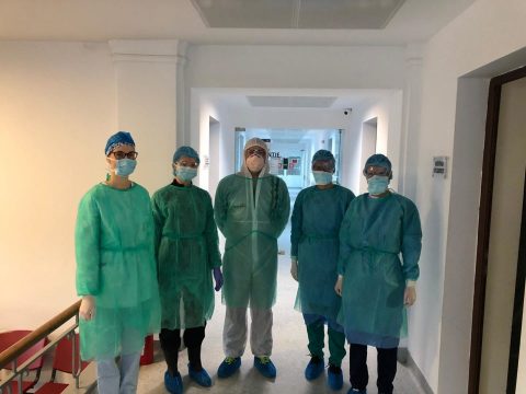 Spitalul Clinic Județean de Urgență Cluj-Napoca a organizat, în contextul COVID-19, un centru destinat urgențelor stomatologice (infecții, dureri puternice, hemoragii), localizat pe strada Avram Iancu, nr. 31. Centrul funcționează de o săptămână și deja 190 pacienți au fost beneficiat de servicii de urgență stomatologică.