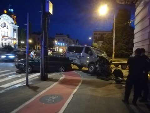 Duba Jandarmeriei Cluj lovită în plin de un șofer care a intrat cu viteză în intersecția din Piața Avram Iancu FOTO