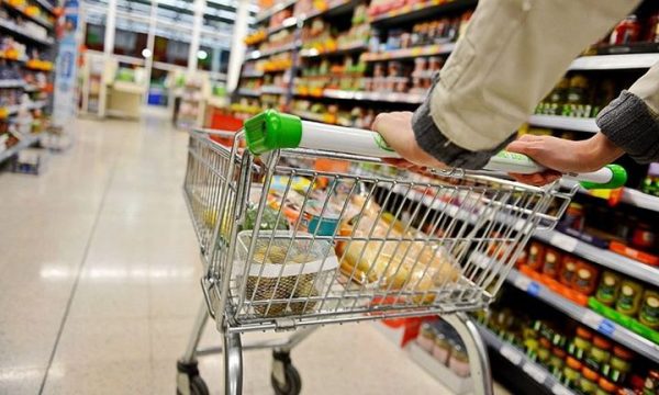 Un șofer clujean a intrat cu masina supermarket Profi din Florești