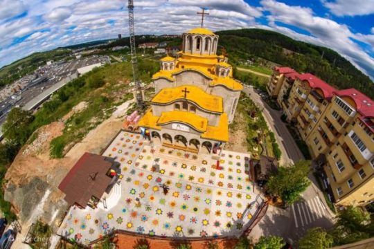 Cluj. Metoda inedită găsită de un preot pentru a asigura distanța între credincioși