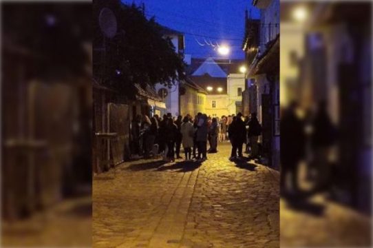 Zeci de tineri se adună seară de seară, pe strada Potaissa din Cluj-Napoca, pentru petreceri în aer liber.