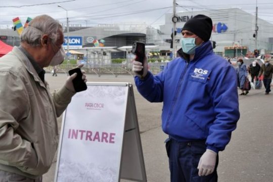 Este sau nu legal ca paznicul să îți ia temperatura la intrarea în magazin?