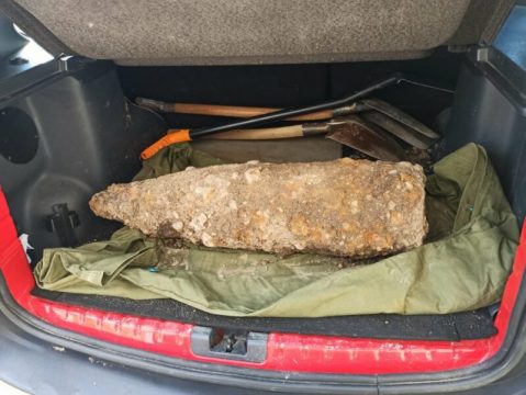 Proiectil de tun neexplodat găsit în Câmpia Turzii în timpul lucrărilor la canalizare 1 bomba
