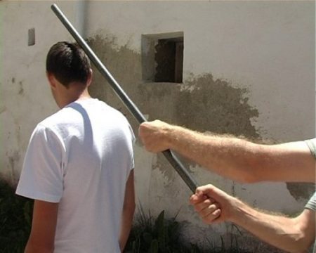 Ca în Vestul Sălbatic, în comuna Săcuieu, din Cluj, familia unui consilier local a intrat, noaptea, pe proprietatea unui localnic și i-a crăpat capul cu parul