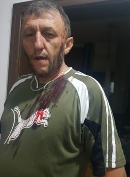 Ca în Vestul Sălbatic, în comuna Săcuieu, din Cluj, familia unui consilier local a intrat, noaptea, pe proprietatea unui localnic și i-a crăpat capul cu parul 1 screen shot 1