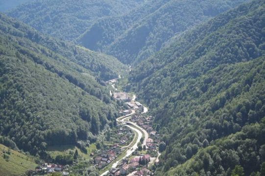 Alegerile din Valea Ierii, mai ceva ca în Caragiale. Oamenii acuză șeful de post că îi amenință să-l voteze pe viceprimar, acesta se apără și spune că este în concediu