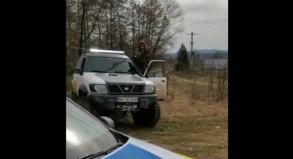 Polițiști umiliți și amenințați de un hoț de lemne VIDEO