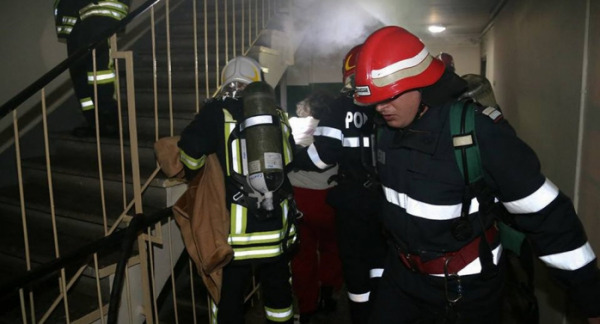 Incendiu într-un bloc din Florești. Au fost trimise două echipaje SMURD